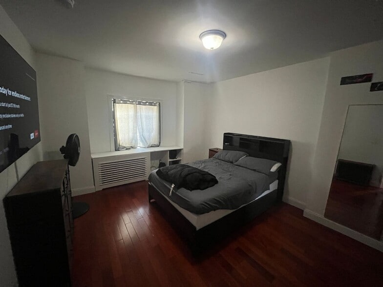 Primary Photo - 579 Putnam Ave