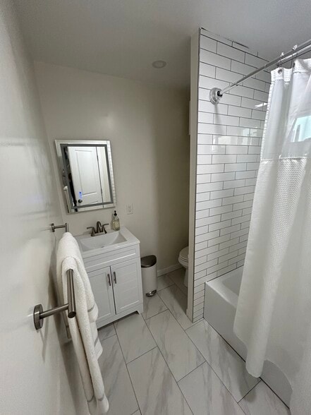 Building Photo - 1316 N Hollywood Way