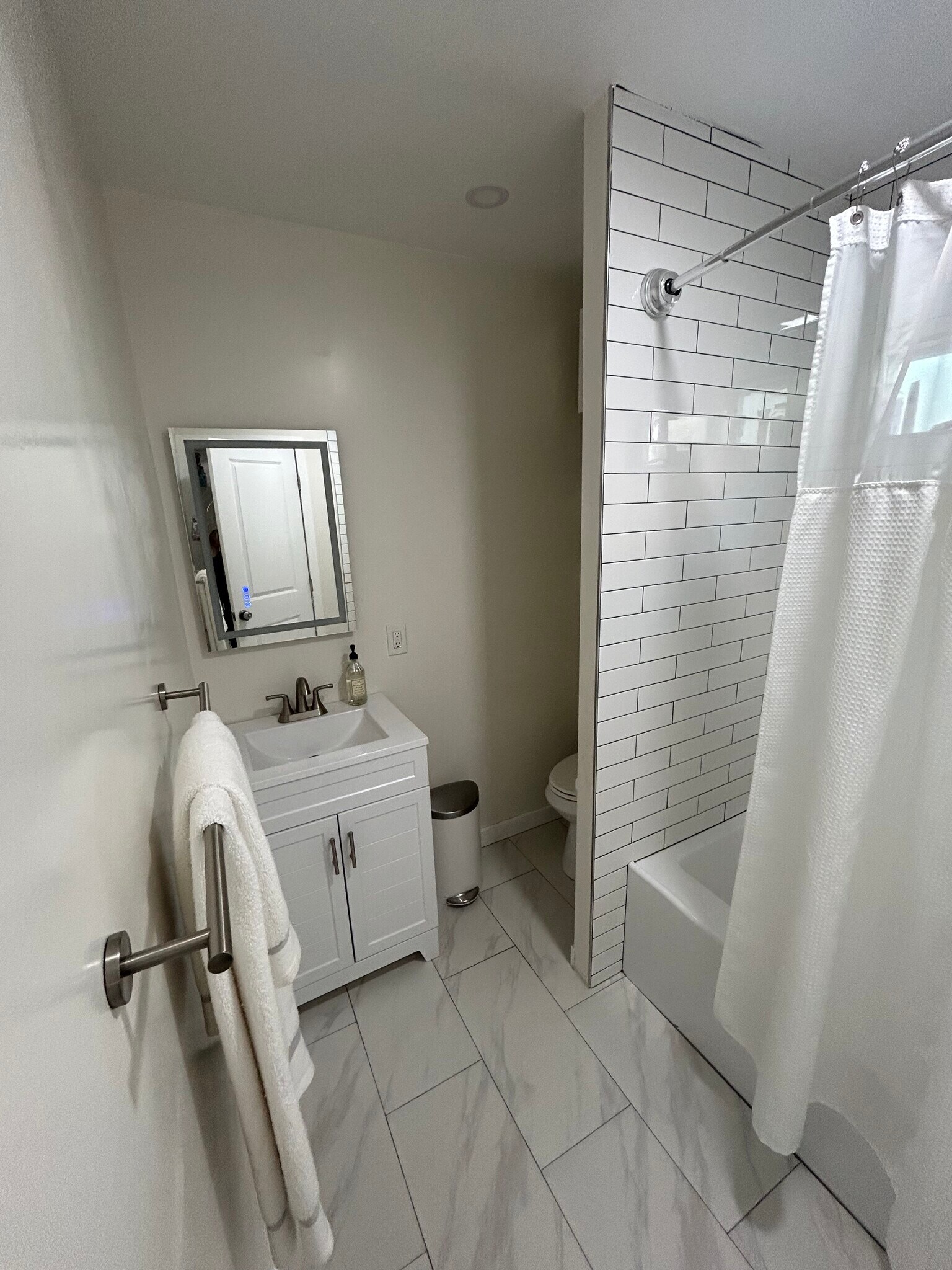 Building Photo - 1316 N Hollywood Way