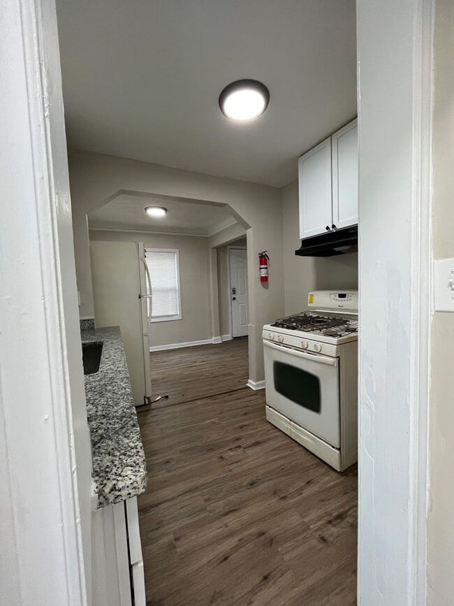 Building Photo - This beautifully updated 3-bedroom, 1-bath...