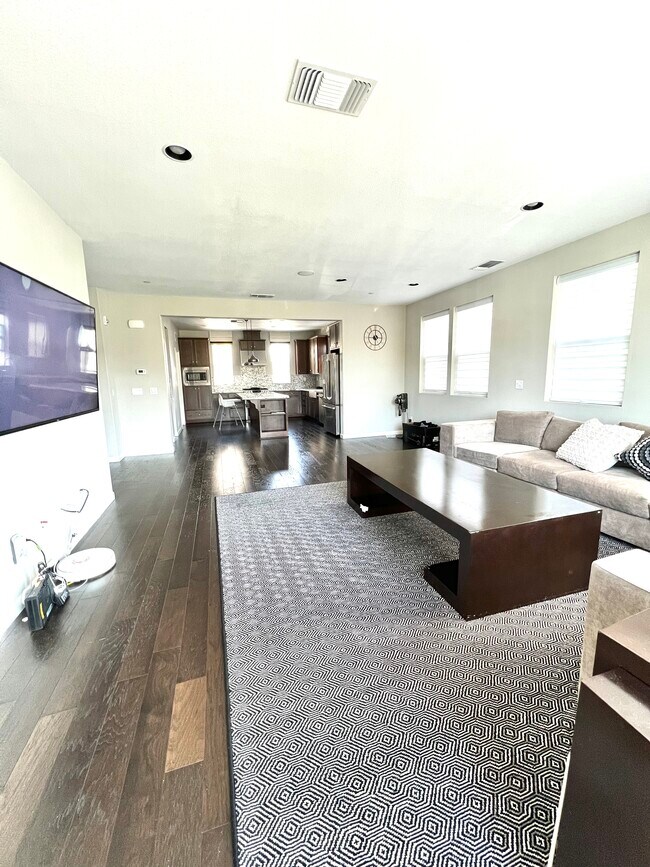 Building Photo - 215 Burbank St