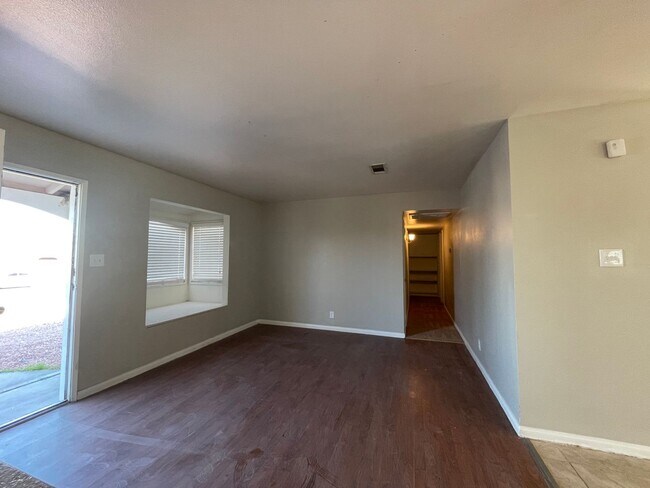 Building Photo - COME SEE THIS LOVELY HOME 3 BEDROOMS AND 2 BATH !