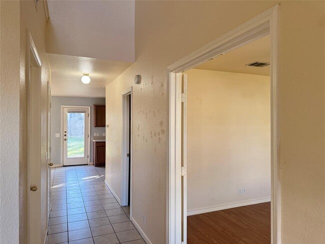 Building Photo - 1713 Primrose Ln