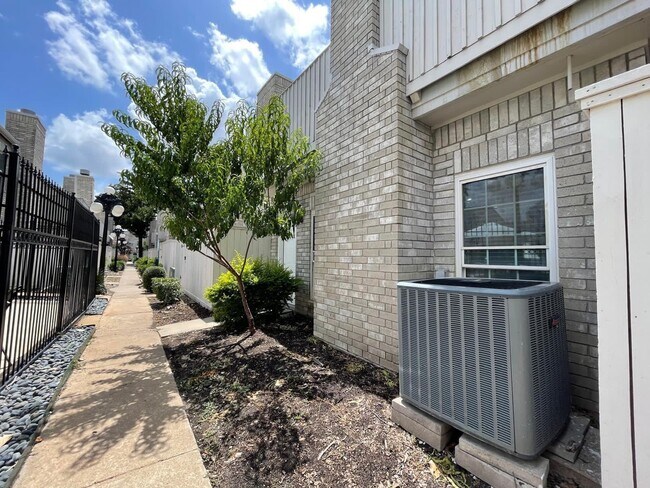 Building Photo - 3800 Tanglewilde St