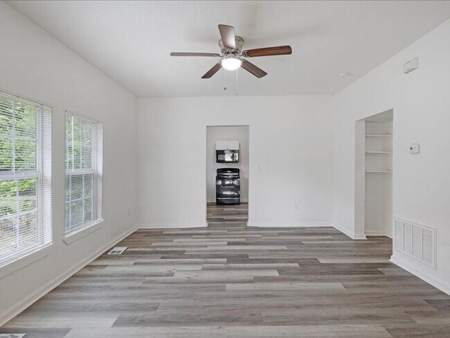 Building Photo - 533 E Woodard St