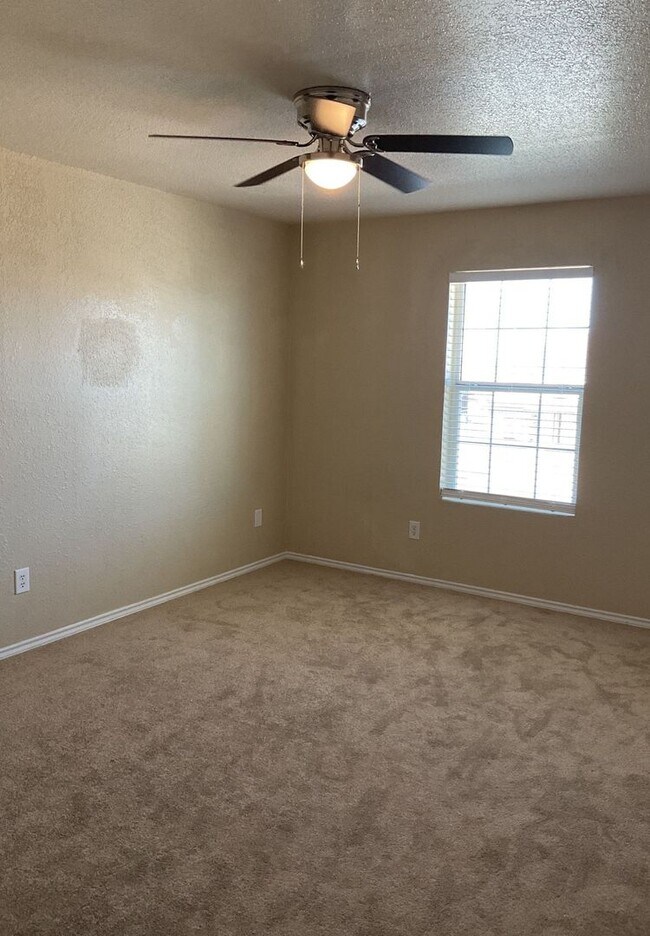 Building Photo - AVAILABLE NOW!