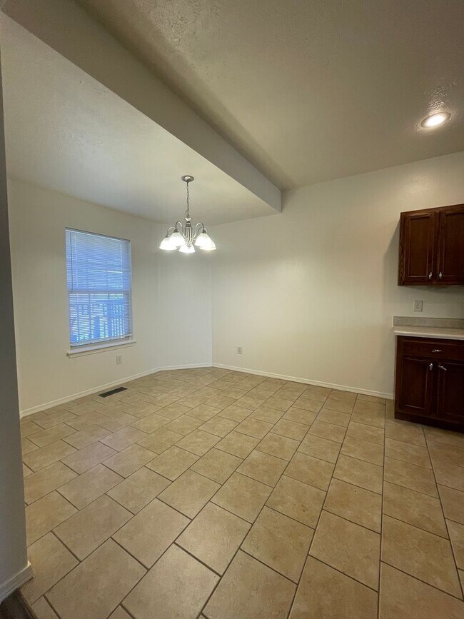 Building Photo - Executive Rental All Brick Home near South...