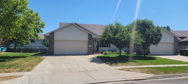 Building Photo - Spacious West Sioux Falls Twinhome with Gr...