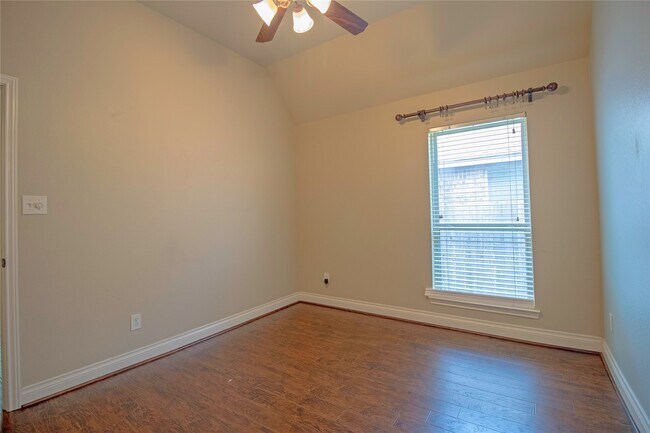 Building Photo - 2019 Sunset Springs Dr