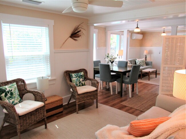 Building Photo - GULFPORT FURN. COTTAGE 2/2 EIGHT MONTH REN...