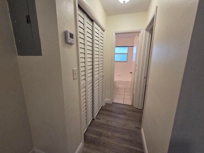 Building Photo - 1810 NE 56th St