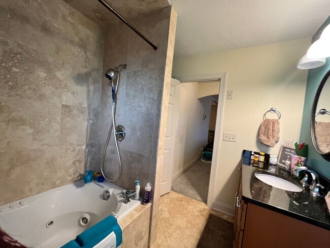 Building Photo - Spacious home with large yard & Detached G...