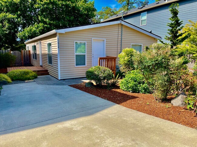 Building Photo - Single Story- 3 Bedroom, 2 Bath Spacious Home with Large Yard