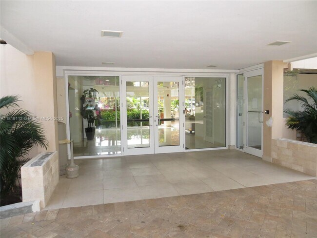 Building Photo - 220 Kings Point Dr