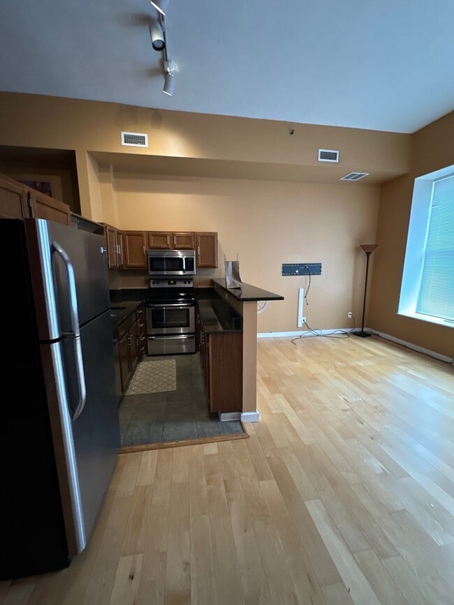 Building Photo - 408 W Saint Clair Ave