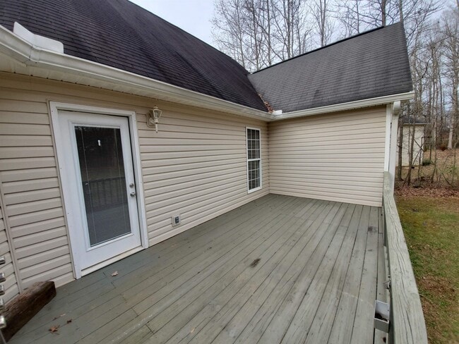 Building Photo - 32 Elizabeth Way