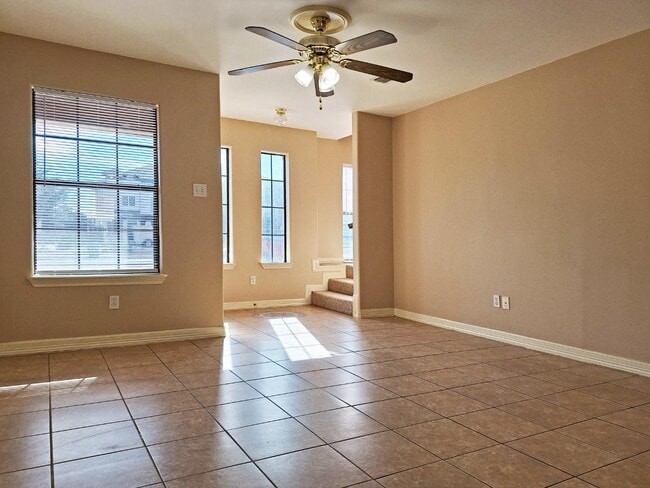 Primary Photo - 1402 W Kiwi Ave
