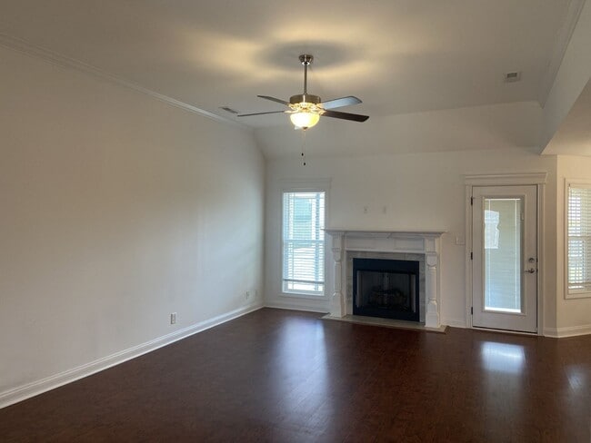 Building Photo - 4 bed, 3 bath, under $1900  Wow.