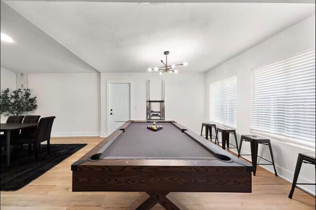 Building Photo - Stunning Home with Spacious Layout & Modern Upgrades