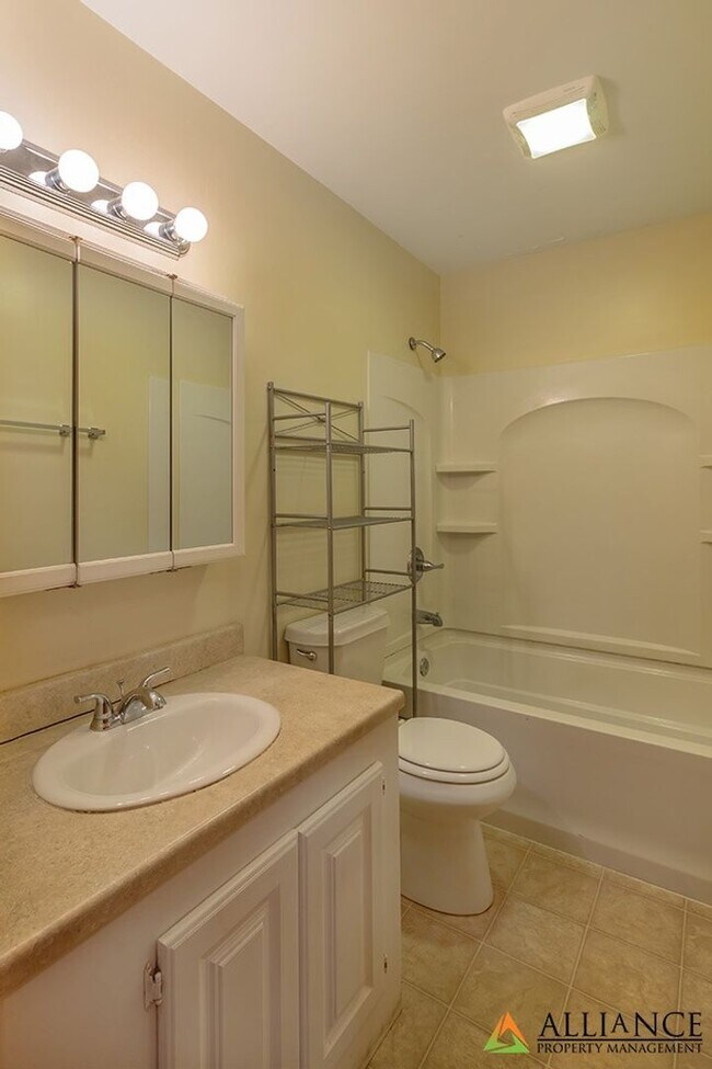 Building Photo - 1526 Jarvis Dr