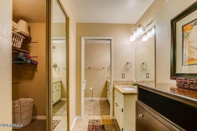 Building Photo - 7129 N Vía De Alegria