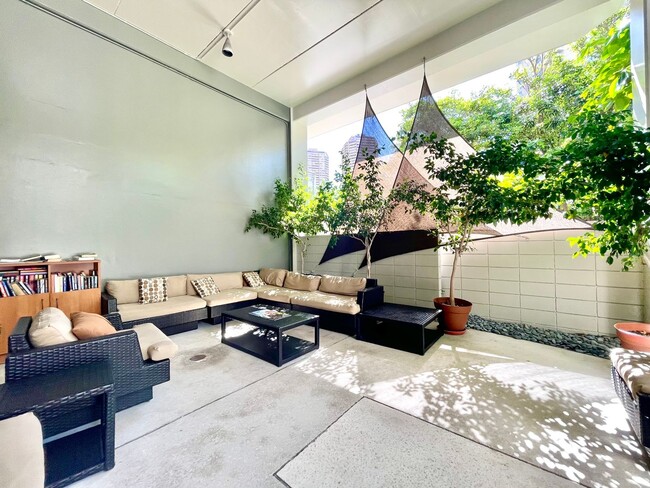 Building Photo - Stunning 2BR/1BA Canal-View Condo – Marina...