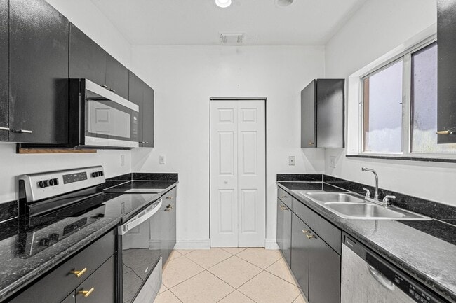 Building Photo - 2552 NE 41st Ave