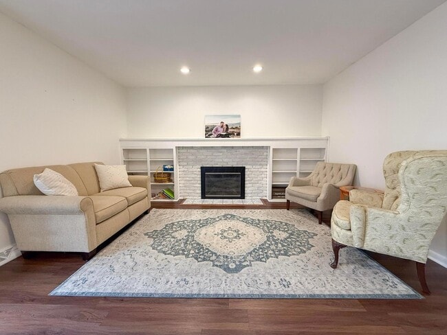 Building Photo - 3084 Sawyer Dr