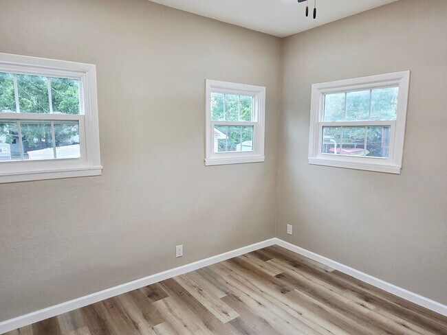 Building Photo - 1308 W Walker St