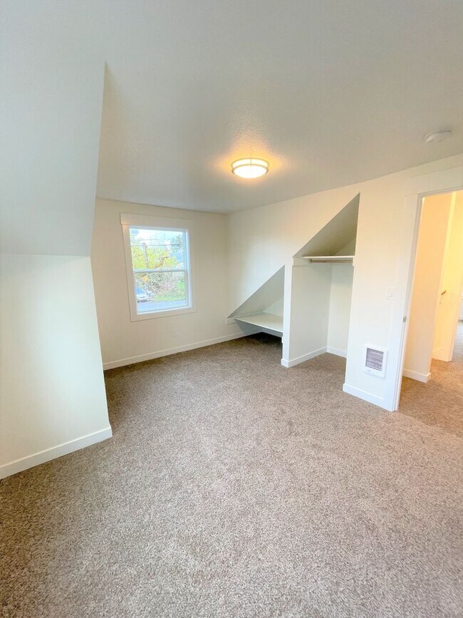Building Photo - 620 SE 146th Ave