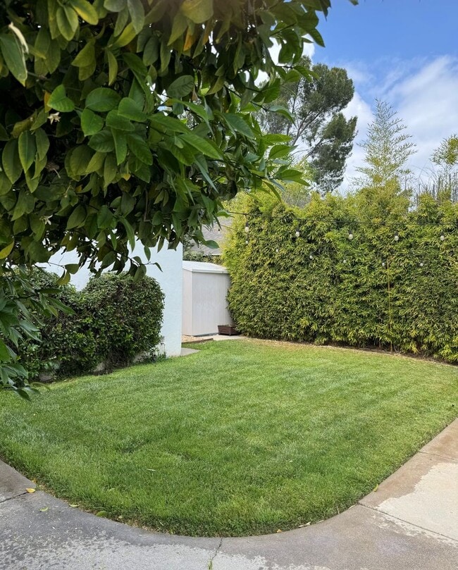 Building Photo - Single-story 3+3 in Woodland Hills w/appli...