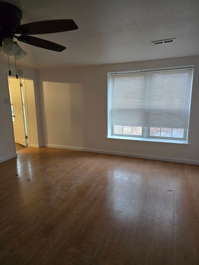 Building Photo - Updated 3BD/1BA