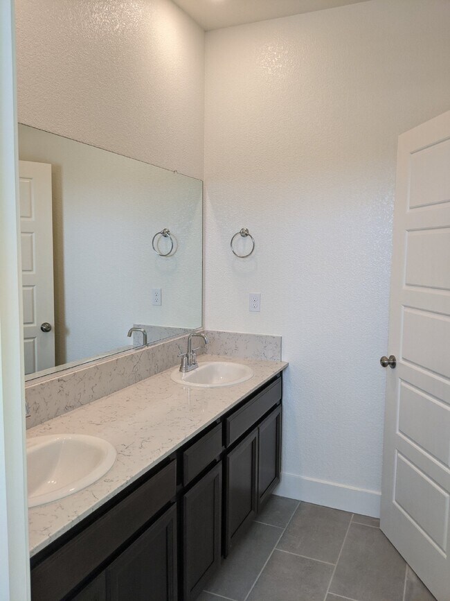 Building Photo - Prime location in Merced!