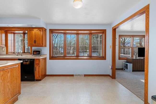 Building Photo - 5 BEDROOM 4.5 BATH PRIVATE BACKYARD