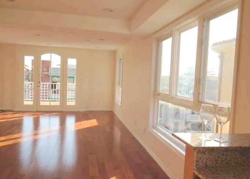 high ceiling living room - 1534 Amherst Ave