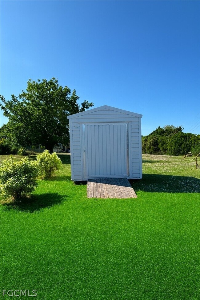 Building Photo - 1458 Alwynne Dr N