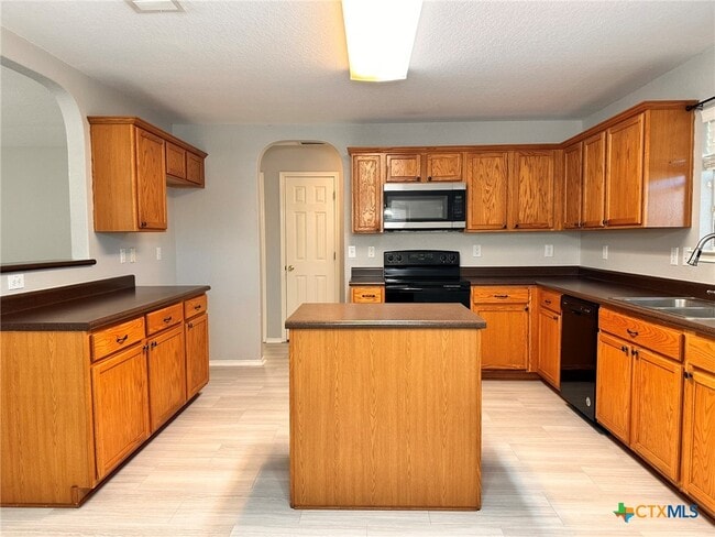 Building Photo - 2384 Medina Dr