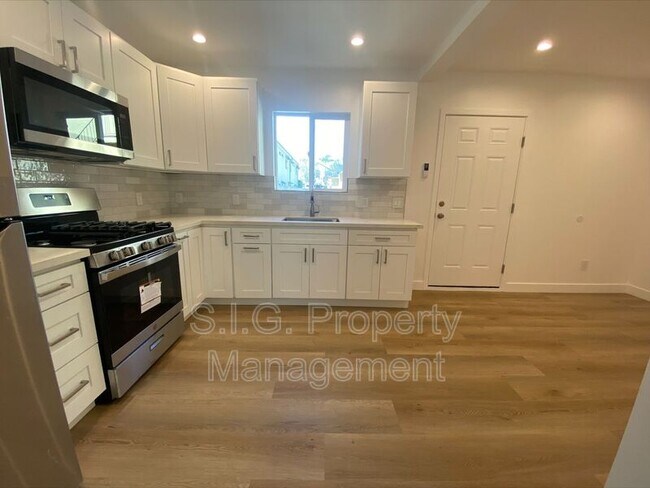 Building Photo - 354 E Providencia Ave
