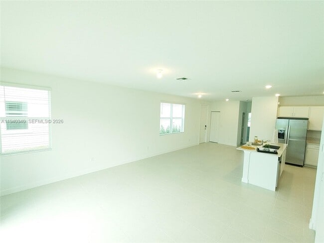 Building Photo - 400 SE Crossoak Ln