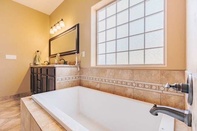 Building Photo - Beautiful 3 Bed 2 Bath Home