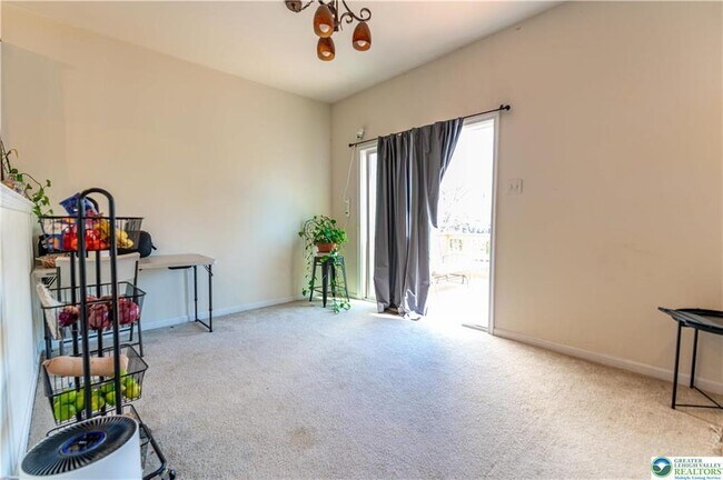 Building Photo - 940 King Way