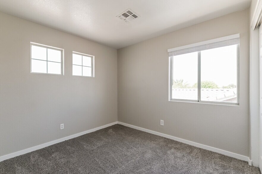Building Photo - 2205 Farmouth Cir