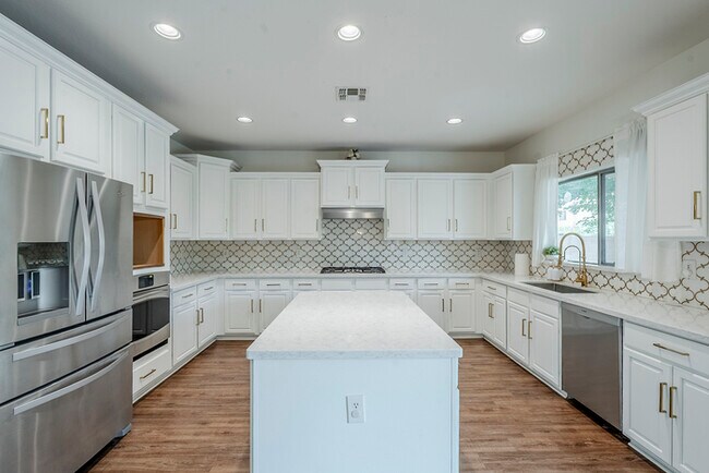 Building Photo - 2744 E Donato Dr
