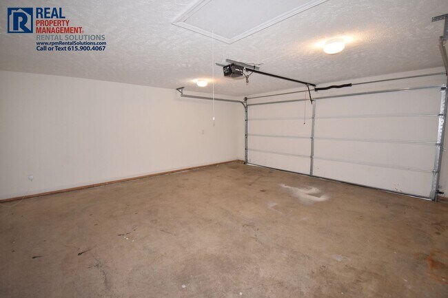 Building Photo - All one level 5bd 3ba home with attached garage!