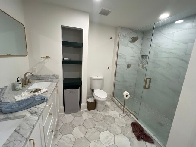 Building Photo - Welcome to this updated townhome in Northe...