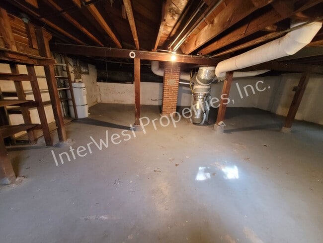 Building Photo - ADORABLE 2 BEDROOM HOUSE IN NORTH PORTLAND WITH LARGE BACK YARD & 2 CAR GARAGE!