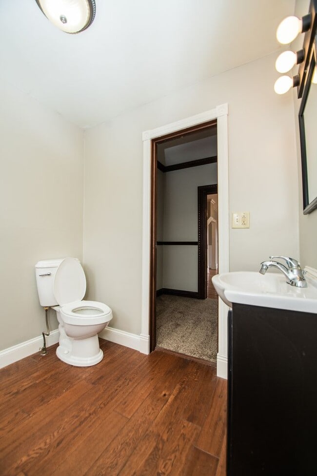 Building Photo - 3 bed 1.5 bath Downtown Valparaiso Home