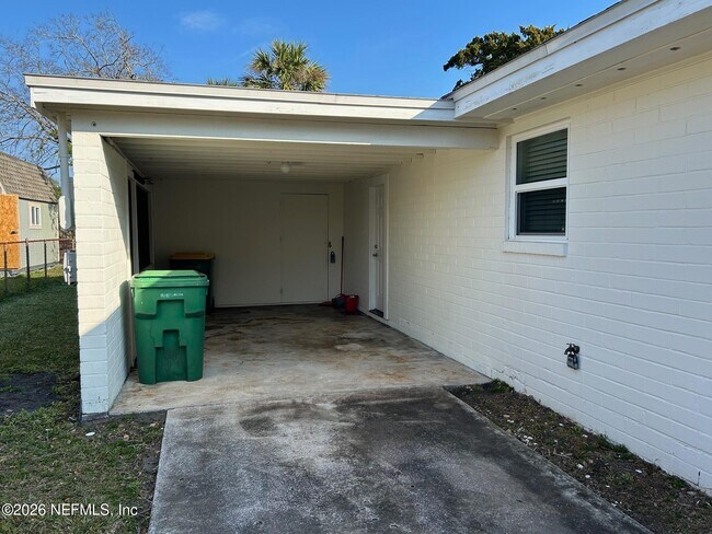 Building Photo - 825 14th Ave N