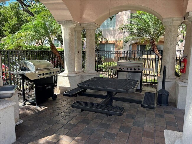 Building Photo - 2039 SE 10th Ave