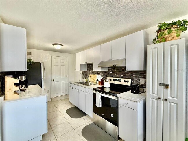 Building Photo - 2575 S Himes Ave